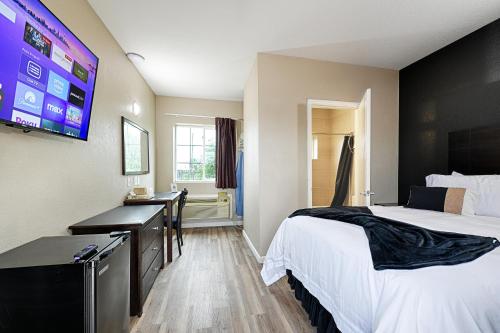 Hotel Dilley Grand - photo 7