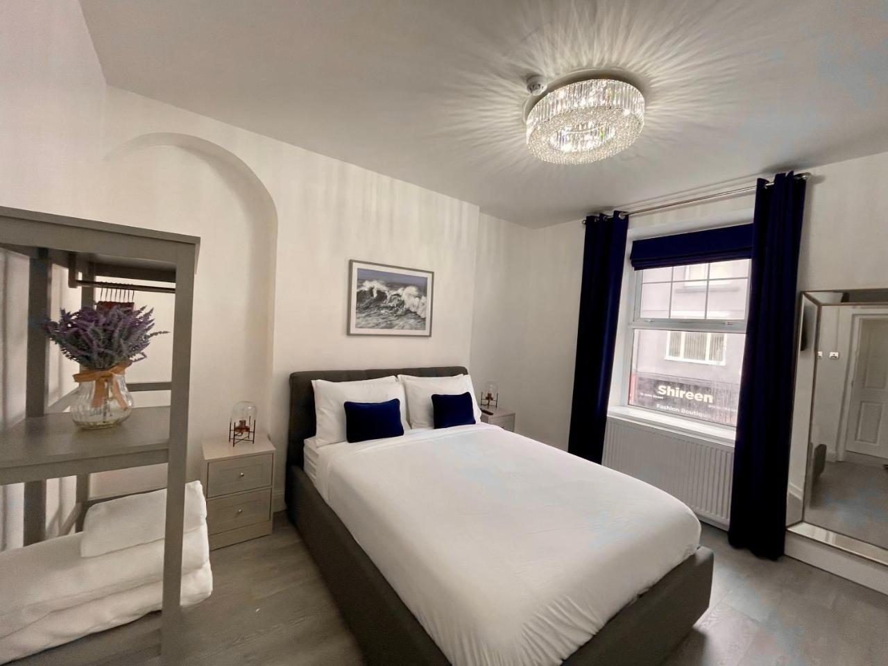 OCEAN ESCAPE 200m From the Sea High Spec Town Centre Entire Flat 3 Bedrooms TVs All Rooms — 4-Star Luxury Hotel in Porthcawl, United Kingdom