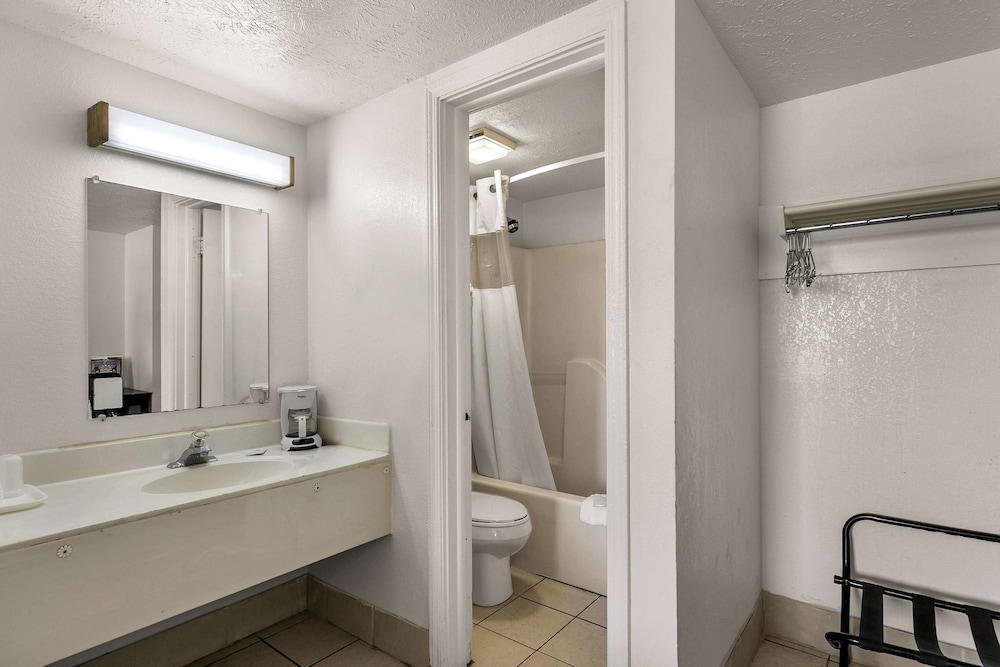 Americas Best Value Inn Lincoln - photo 18