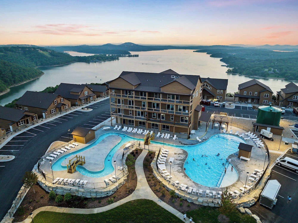 A Birds Eye Bridge View 5 BDR w Private Hot Tub in Branson, United States