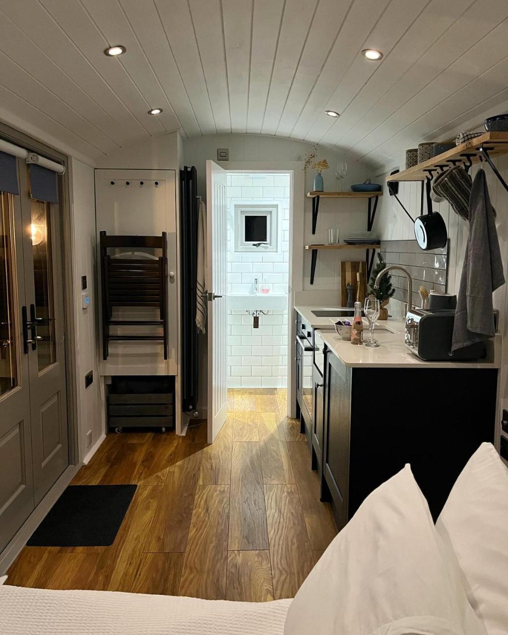 Luxury Shepherds Hut The Sweet Pea by the lake
