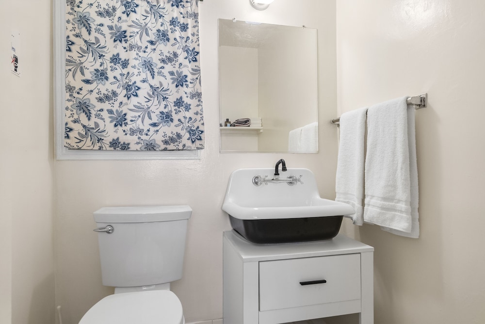 The New Star Motel with Studio Kitchens: 1950s Extended Stay Lodging and Retreat Center - photo 65