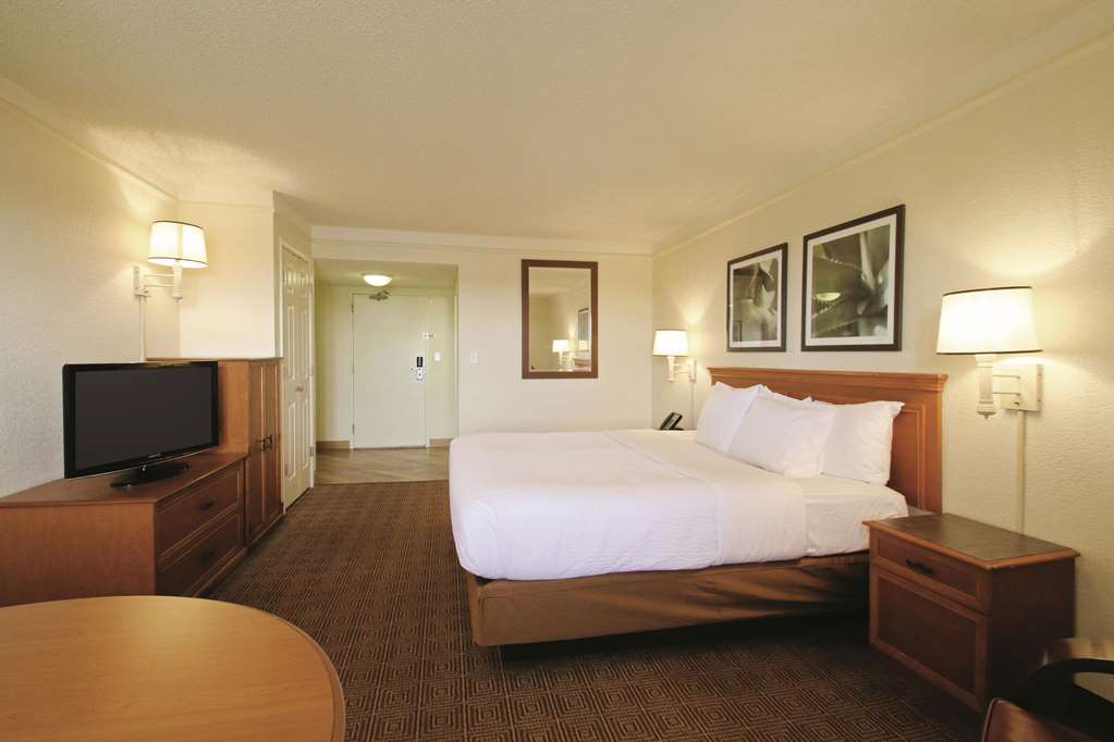 La Quinta Inn & Suites by Wyndham Coral Springs Univ Dr - photo 14