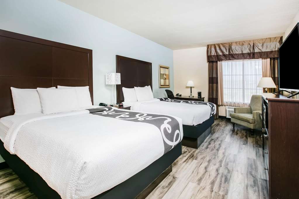 La Quinta Inn & Suites by Wyndham DFW Airport West Euless - photo 24