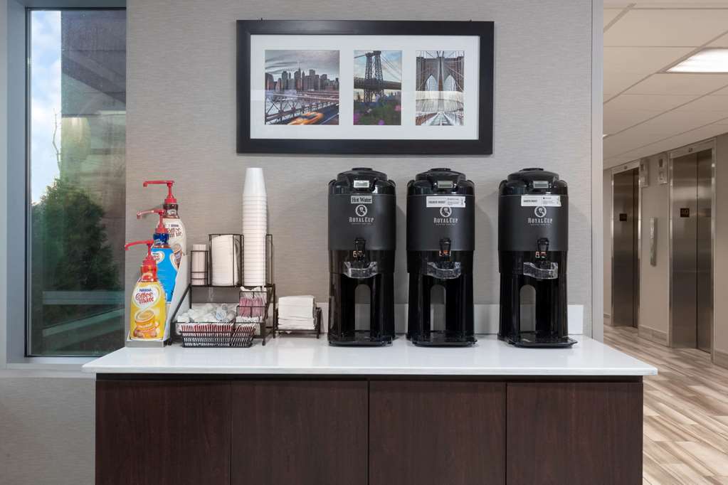 La Quinta Inn & Suites by Wyndham Clifton Rutherford - photo 34