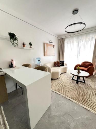 Modern 1 Bedroom Apartment with heated pool