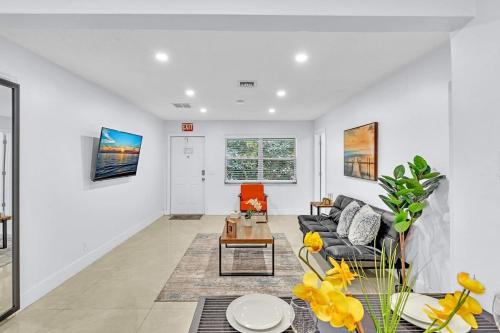 Hollywood 2 Bdrm New Furnished Beach Vacation LB2 — 4-Star Luxury Hotel in Hollywood, United States