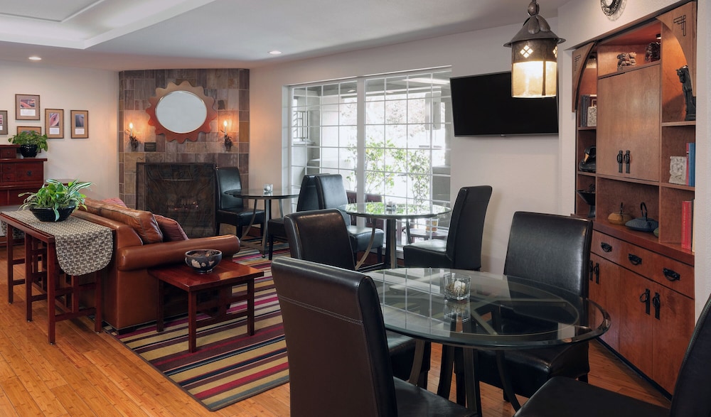 Larkspur Landing Extended Stay Suites Roseville - photo 2