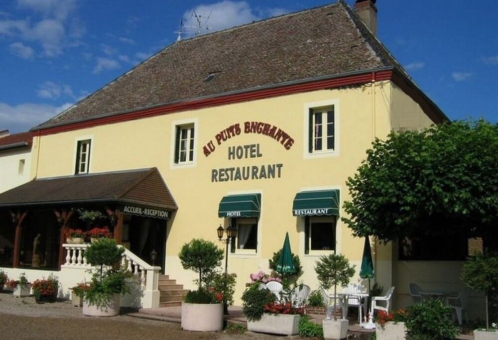 Logis Hotel Au Puits Enchante in Beaune, France