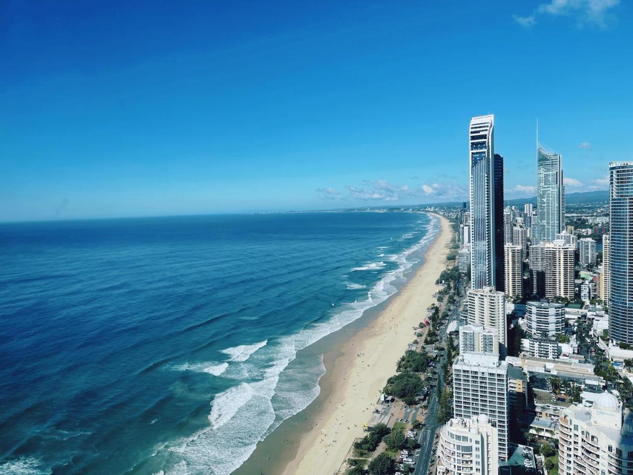 Oceanfront 2B2B Apt with Sofa Bed and Sea Views — 4-Star Luxury Hotel in Gold Coast, Australia