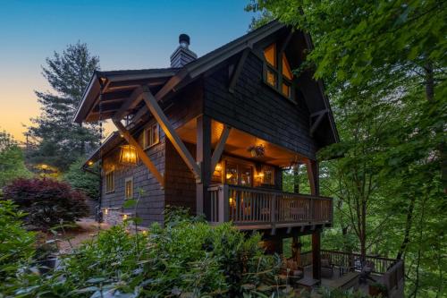Hot Tub & Pet Friendly Cabin In Cheshire Village — 4-Star Luxury Hotel in Black Mountain, United States