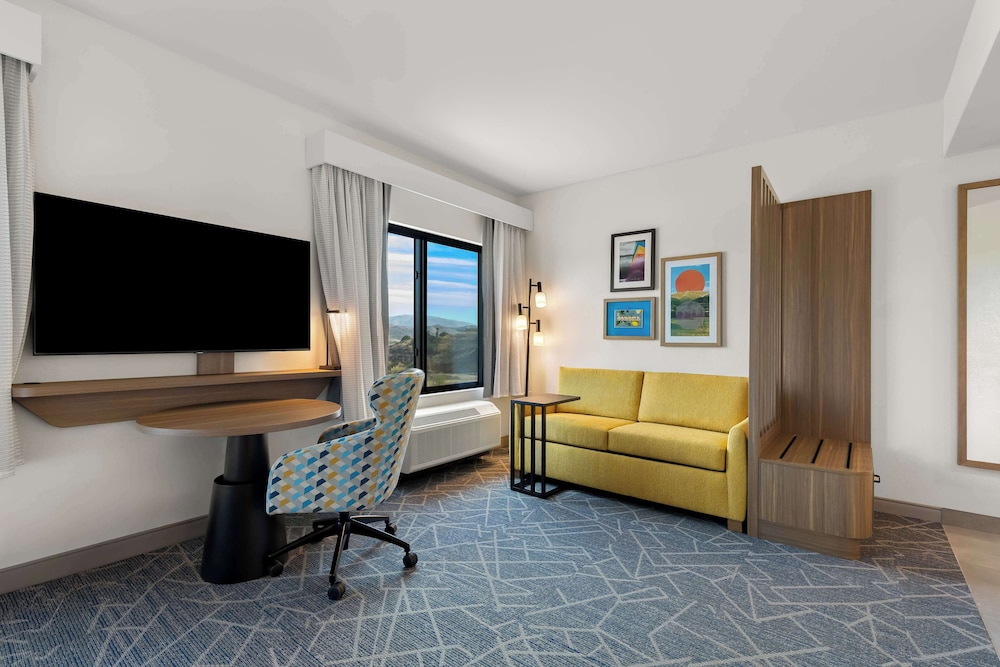 Hampton Inn & Suites by Hilton Corona - photo 13