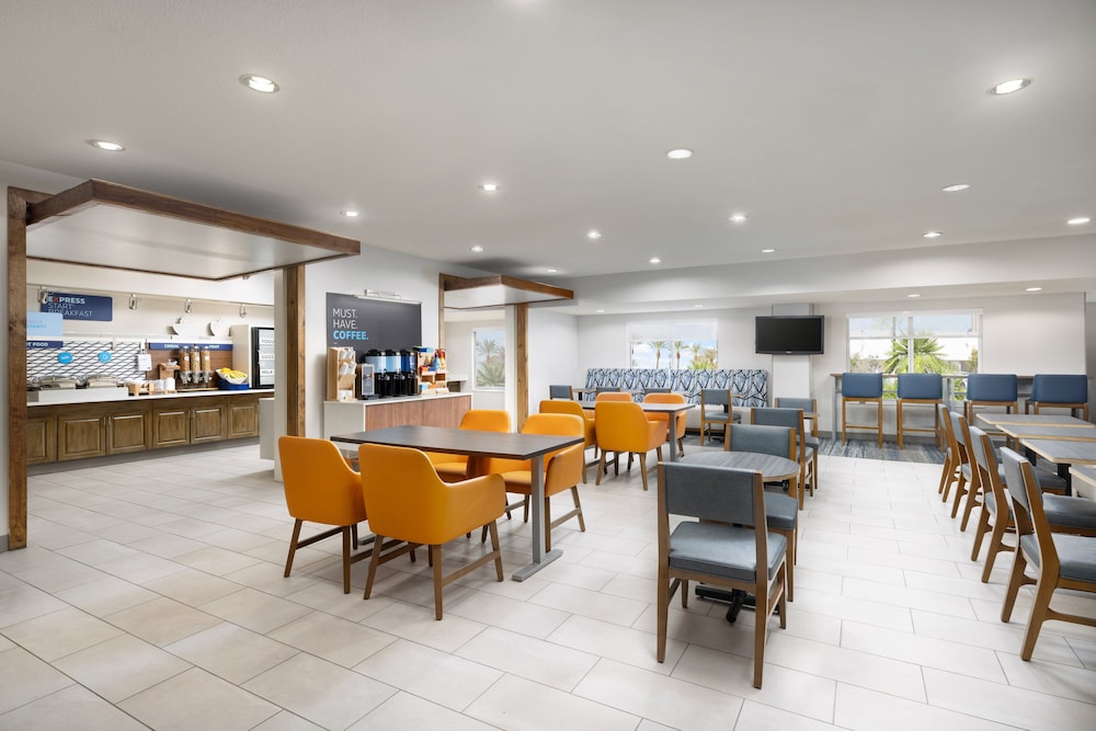 Holiday Inn Express Las Vegas South - photo 33