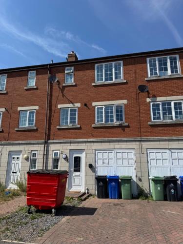 Spacious Sleeps 14 3 bathrooms Central Parking Grimsby — Grimsby — photo 2