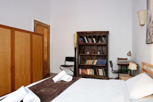 DeHomes Casa sui Navigli a pochi passi dal Duomo — 4-Star Luxury Hotel in Milan, Italy