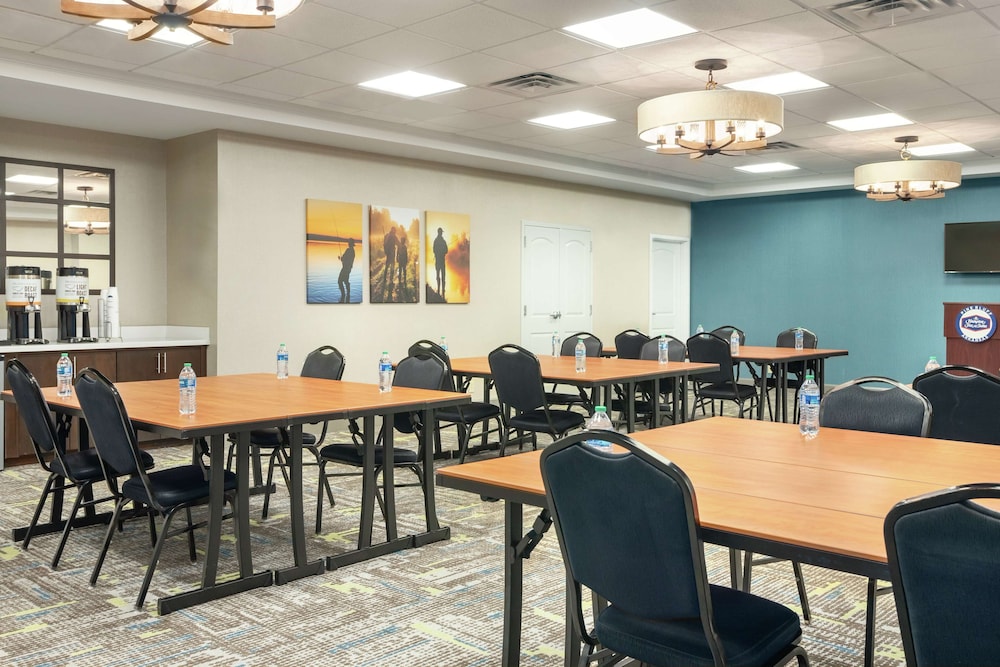 Hampton Inn and Suites Pine Bluff - photo 34