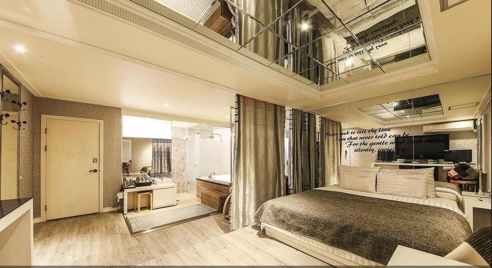 Party N - carbon neutral hotel in Unknown City