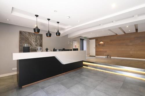 Modern One Bedroom In The Warwick