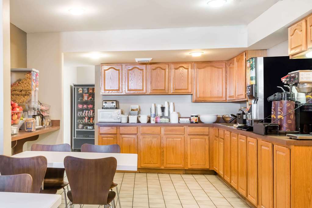 Super 8 by Wyndham Jasper - photo 21