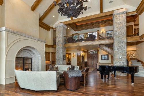 North Starr Chateau by Mountain Vacation Lodging 7 Bedroom Suites Game Room Home Theater & more — 4-Star Luxury Hotel in Avon, United States