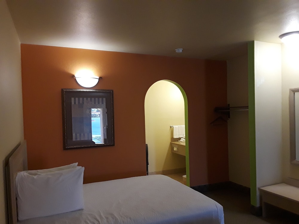 Sunbridge Inn & Suites - photo 8