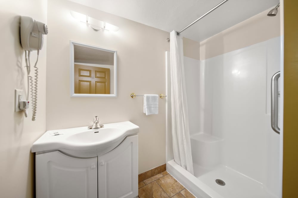 Kingsway Inn - photo 57