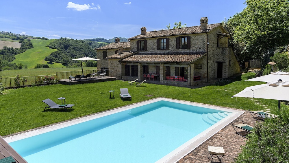 Ca Seppe 10&2 by Marche Holiday Villas — 4-Star Luxury Hotel in Sassocorvaro, Italy