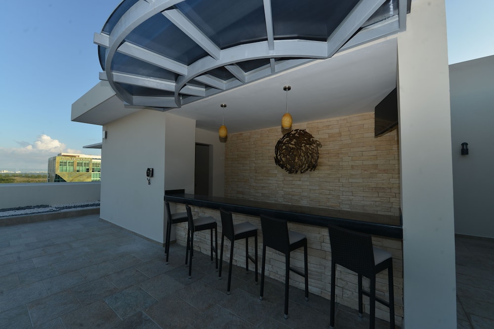 Poolside bar