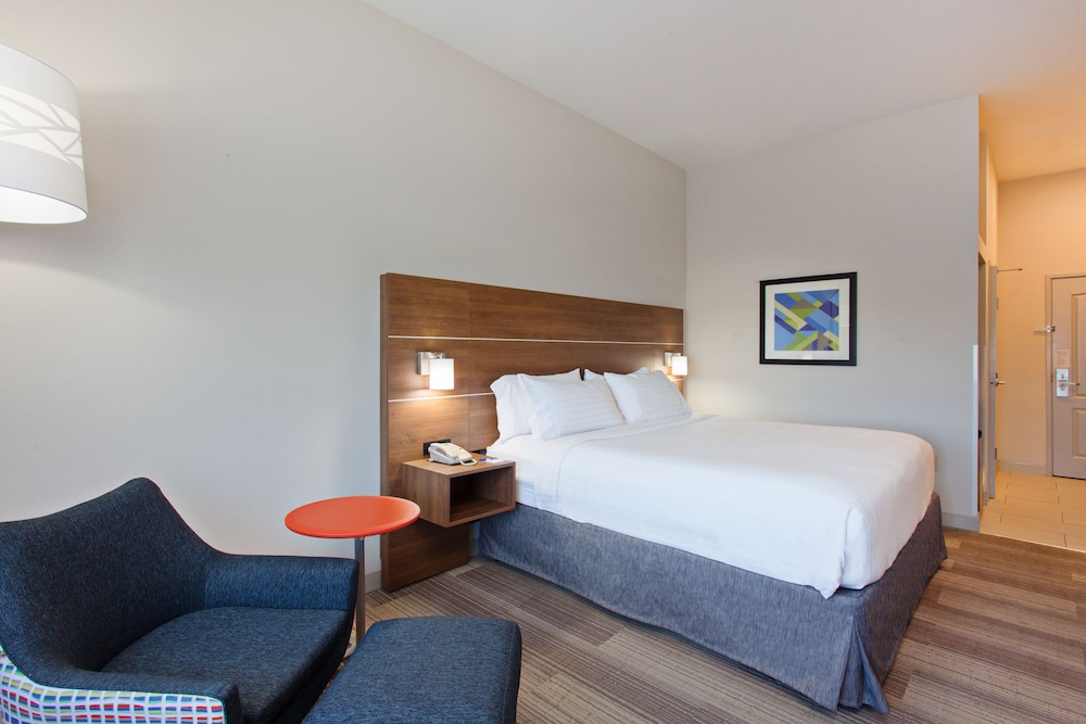 Holiday Inn Express & Suites Corona by IHG - photo 11