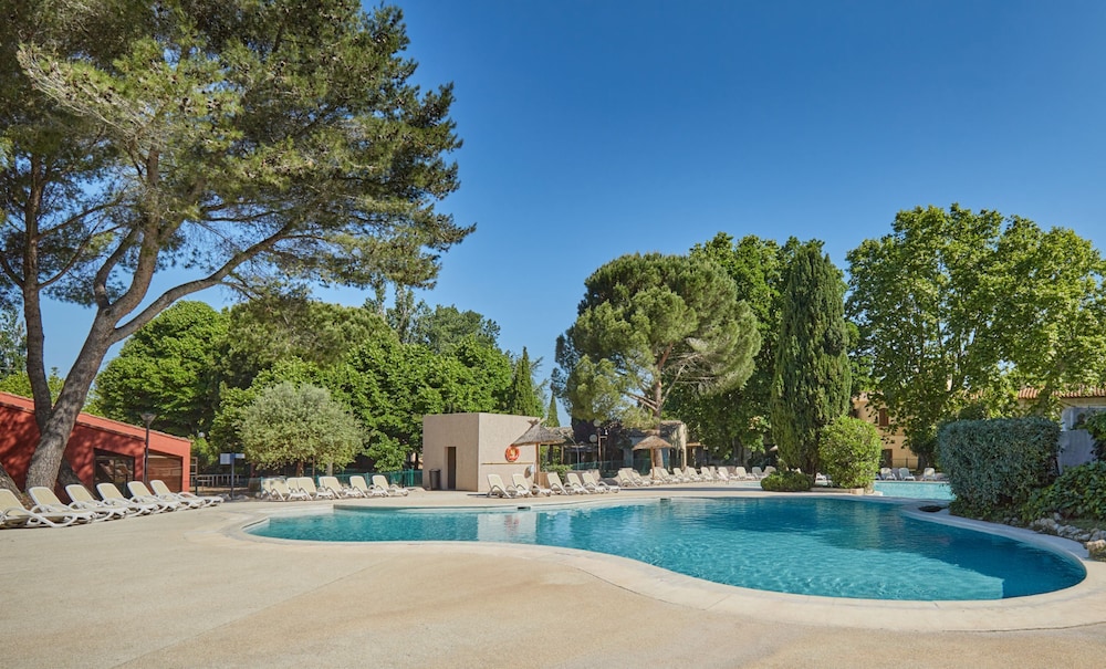 Résidence Club Odalys Les Gardians — 4-Star Luxury Hotel in Arles, France