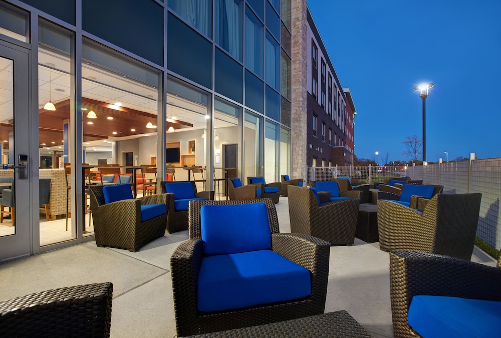 Holiday Inn Express & Suites Milwaukee Brookfield by IHG - photo 34