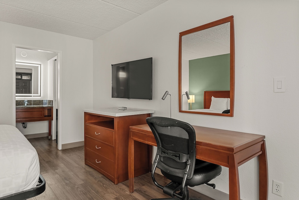 Vagabond Inn Executive Old Town - photo 31