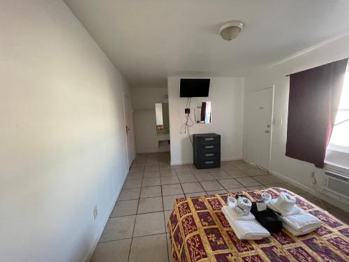Crown Inn & Suites - photo 5