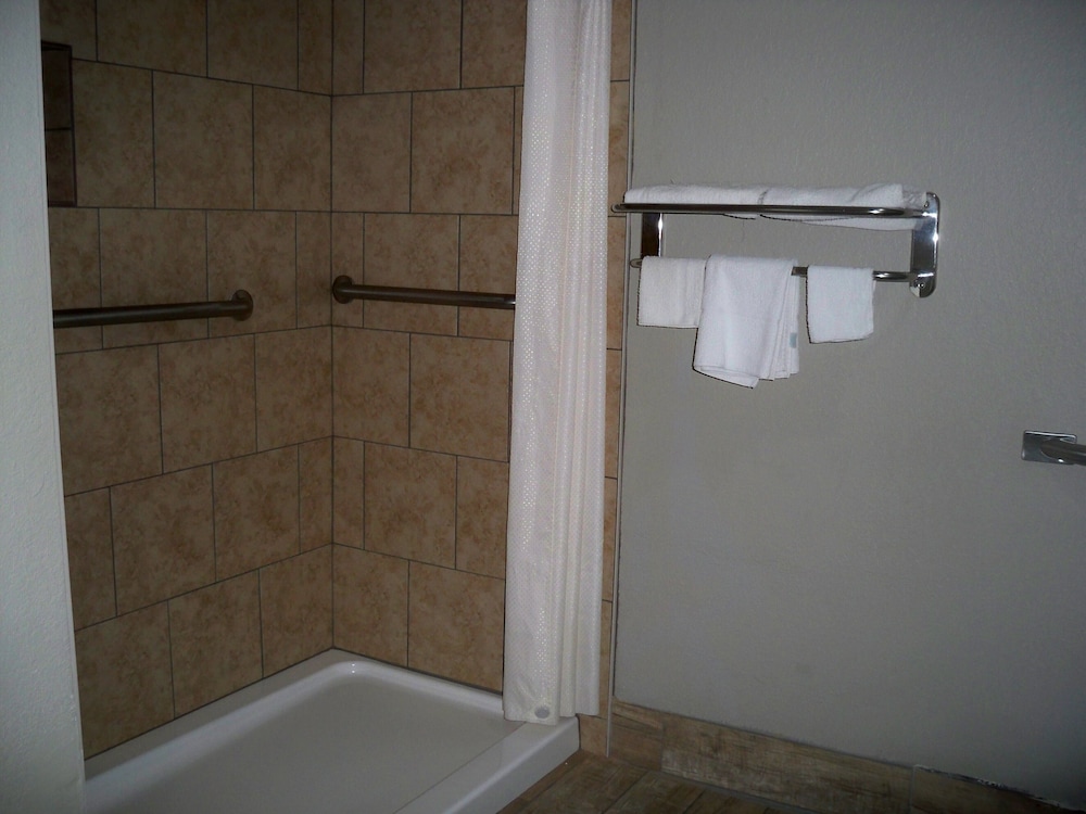 Scottish Inn & Suites - photo 48