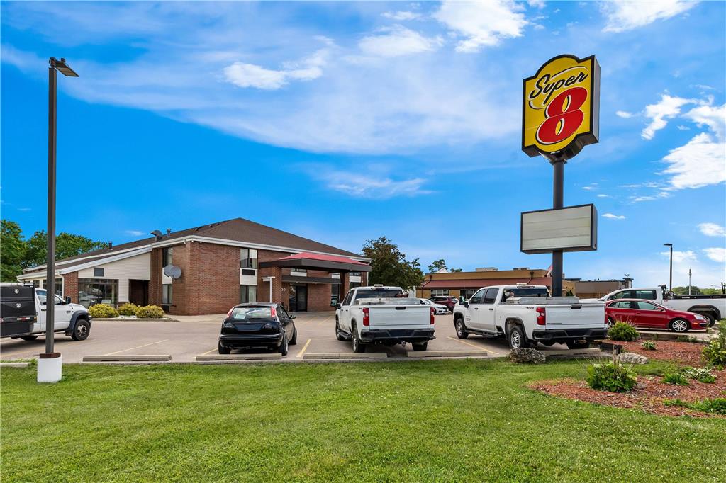 Super 8 By Wyndham Watertown Wi — hotel in Watertown