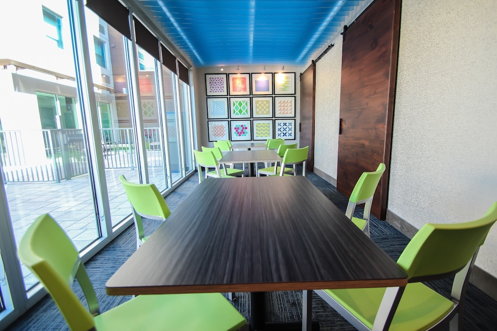 Holiday Inn Express & Suites Miami Airport East by IHG - photo 81