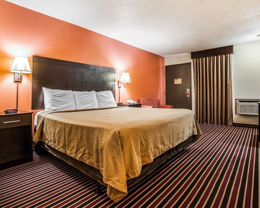 Econo Lodge Urbandale - photo 15