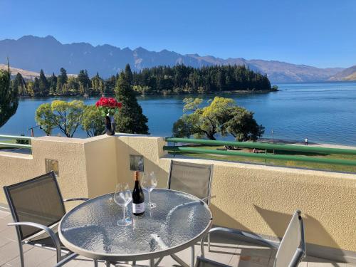 Lakefront Luxury Penthouse central Queenstown — 4-Star Luxury Hotel in Queenstown, New Zealand