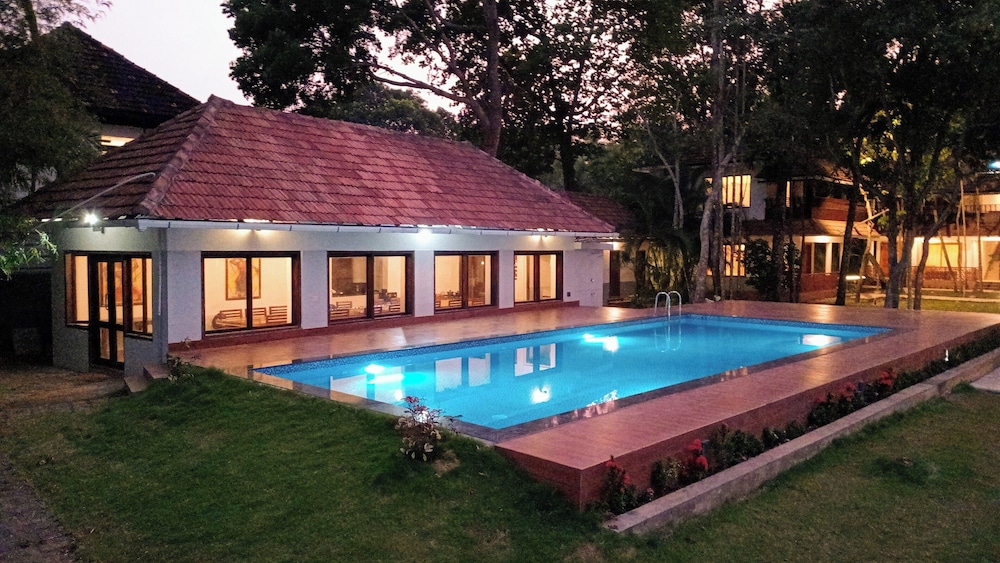 Shanthitheeram Lakeside Heritage Resort - last minute hotel in Alleppey