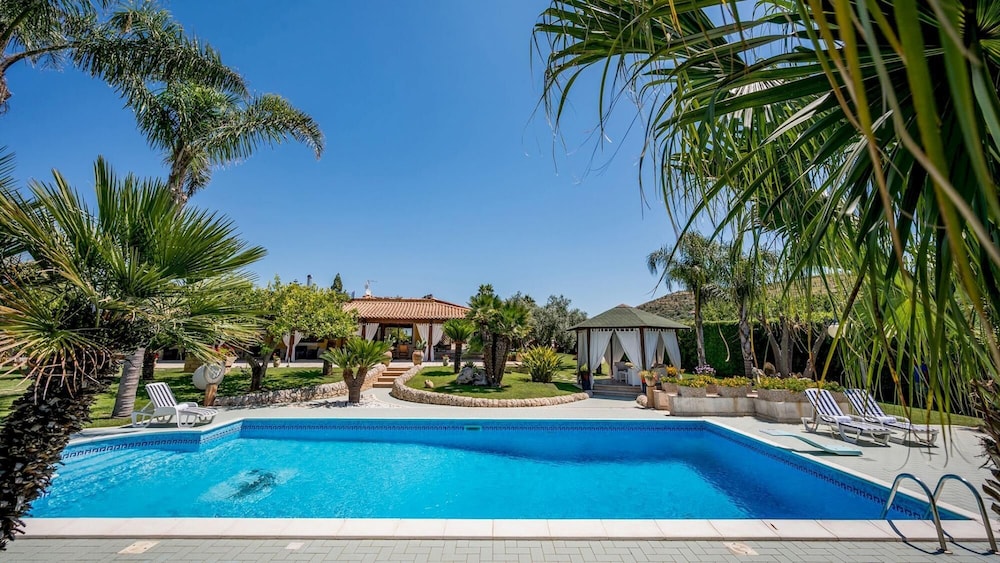 Villa Cutrera 6 Emma Villas — 4-Star Luxury Hotel in Chiaramonte Gulfi, Italy