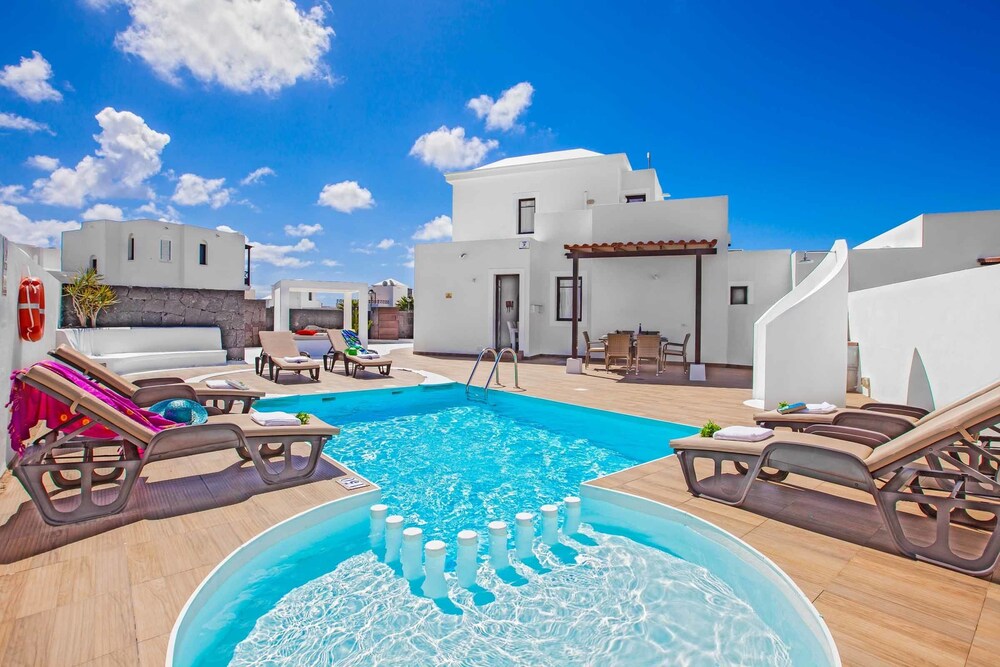 Villa Zafiro — 4-Star Luxury Hotel in Playa Blanca, Spain