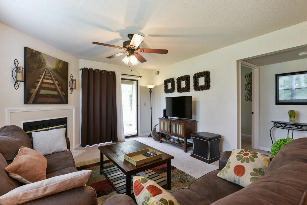Southern Paradise Resort Amenities Close to Downtown and the Branson Landing - photo 7