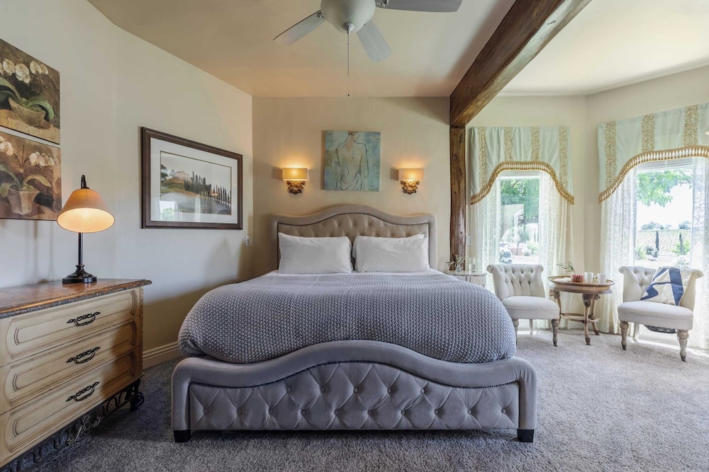 Sleeps 20 Vineyard Estate w Resort Pool Spa Game Room Wilson Creek Manor by AvantStay - photo 31