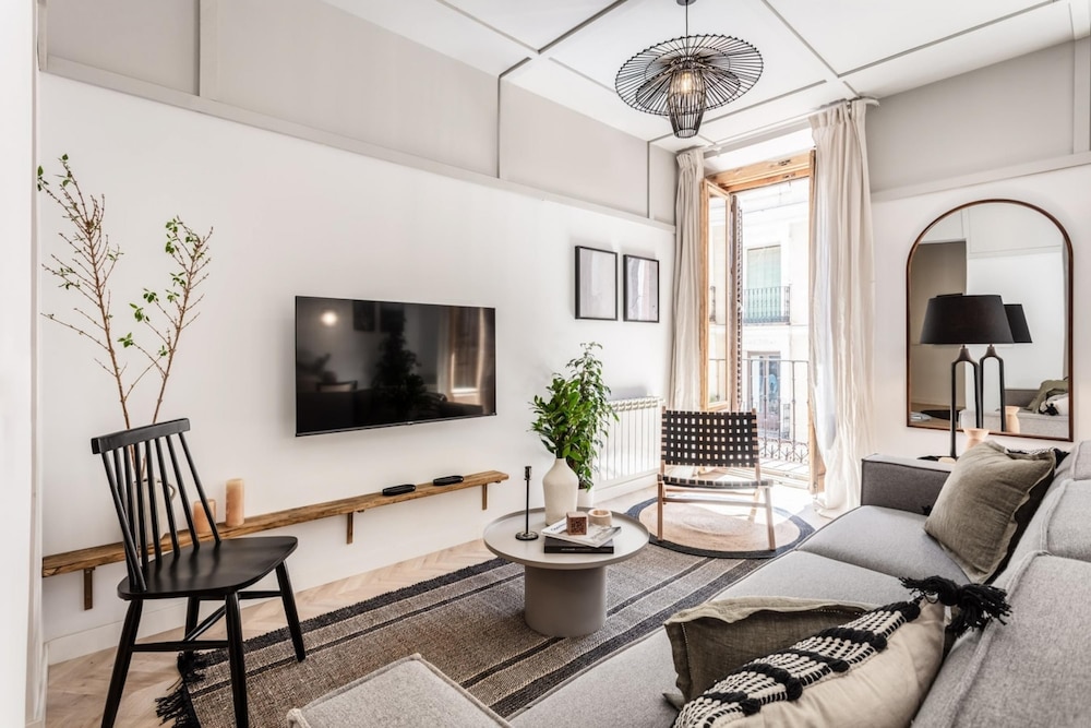 Anayet 4 Bedrooms Apartment in Malasa a Madrid