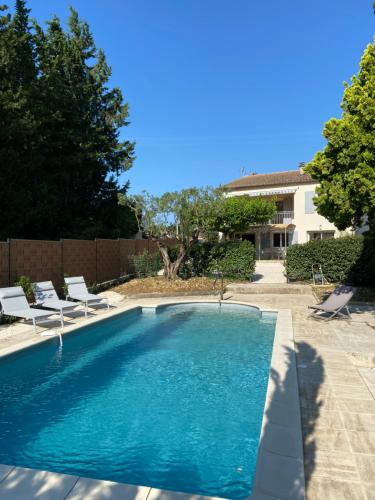Gite Au bout du chemin — 4-Star Luxury Hotel in Beaumes-De-Venise, France