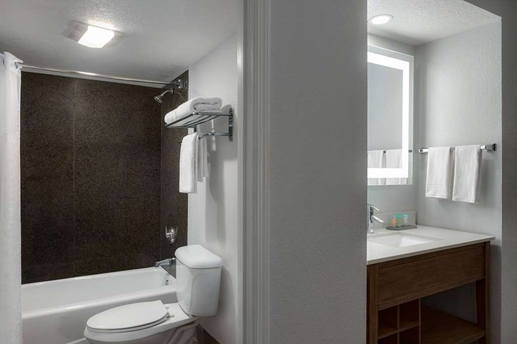 La Quinta Inn & Suites by Wyndham Oceanfront Daytona Beach - photo 31