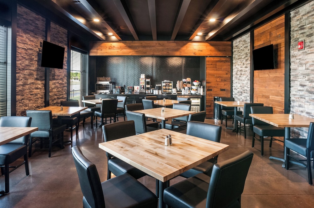 Cobblestone Hotel & Suites Appleton International Airport - photo 33