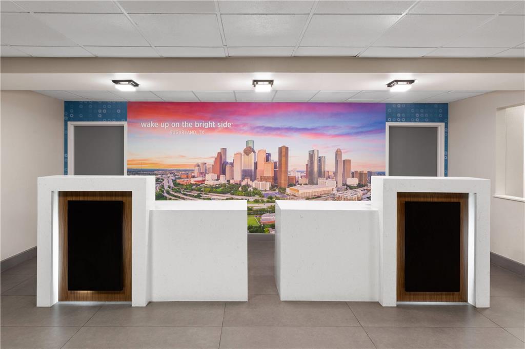 La Quinta Inn & Suites by Wyndham Houston Stafford Sugarland - photo 4