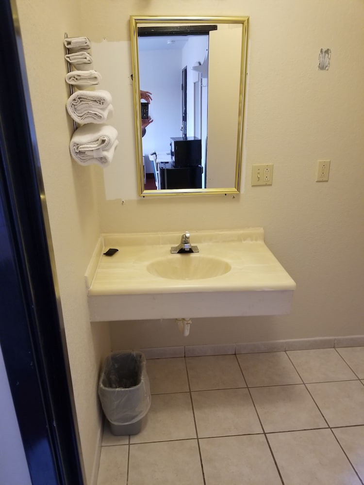 Americas Stay Inn - photo 23