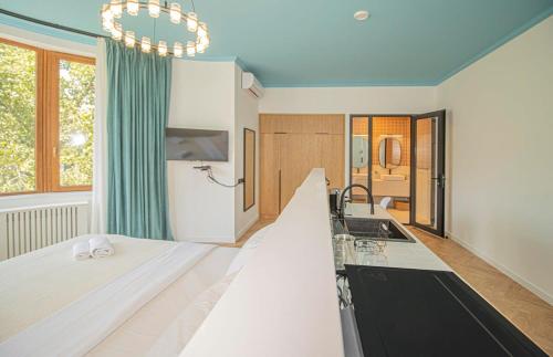 Panoramic Studio Apt in Tbilisi Center By Wehost